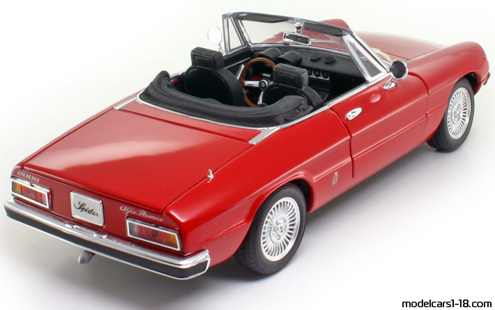 1969 - Alfa Romeo 2000 Spider Veloce Ricko 1/18 (Червен) Задна дясна страна