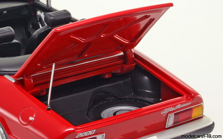 1970 - Alfa Romeo 2000 Spider Minichamps 1/18 (Червен) Багажник / Отварящи се фарове