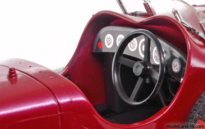 1934 - Alfa Romeo 8C 2300 Monza Bburago 1/18 (Червен) Интериор арматурно табло