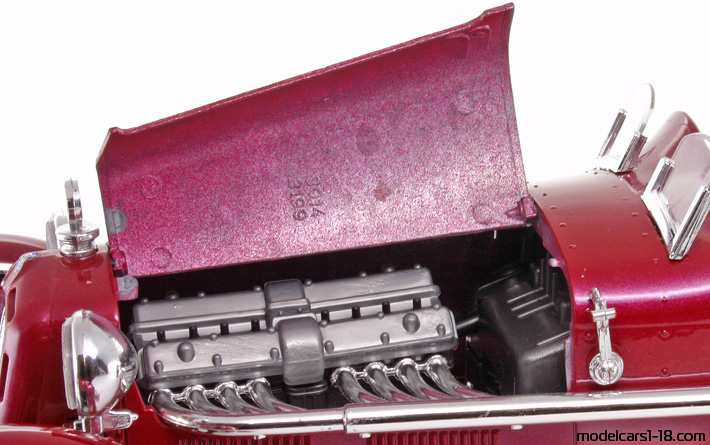 1934 - Alfa Romeo 8C 2300 Monza Bburago 1/18 (Червен) Багажник / Отварящи се фарове
