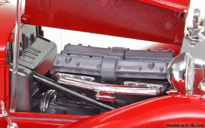 1932 - Alfa Romeo 8C 2300 Spider Bburago 1/18 (Червен) Багажник / Отварящи се фарове