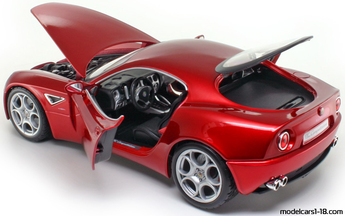 2007 - Alfa Romeo 8C Competizione Maisto 1/18 (Червен) Отваряеми части