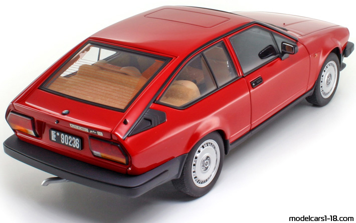 1980 - Alfa Romeo Alfetta GTV 2.0 AutoArt 1/18 (Червен) Задна дясна страна