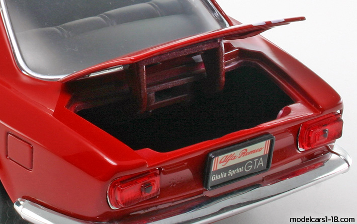 1965 - Alfa Romeo Giulia Sprint GTA Road Signature 1/18 (Червен / Черен) Багажник / Отварящи се фарове