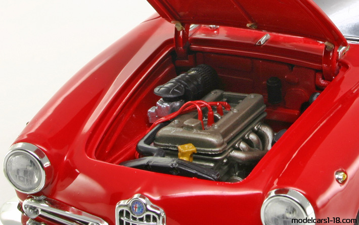 1959 - Alfa Romeo Giulietta Spider Ricko 1/18 (Червен) Двигател