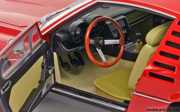 1970 - Alfa Romeo Montreal AutoArt 1/18 (Червен) Интериор арматурно табло