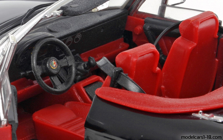 1990 - Alfa Romeo Spider Jouef Evolution 1/18 (Черен) Интериор арматурно табло
