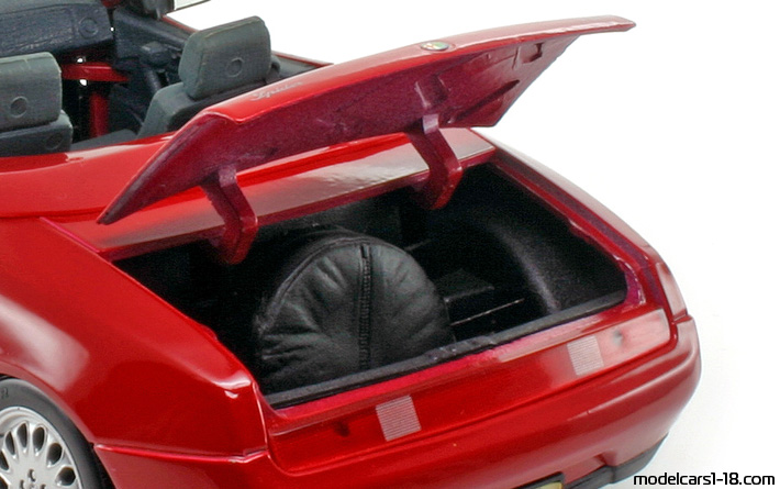 1995 - Alfa Romeo Spider Maisto 1/18 (Червен) Багажник / Отварящи се фарове