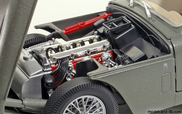 1958 - Aston Martin DB2/4 Mark III Yat Ming 1/18 (Сив) Двигател