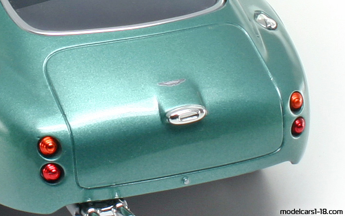 1961 - Aston Martin DB4 GT Zagato Road Signature 1/18 (Зелен) Багажник / Отварящи се фарове