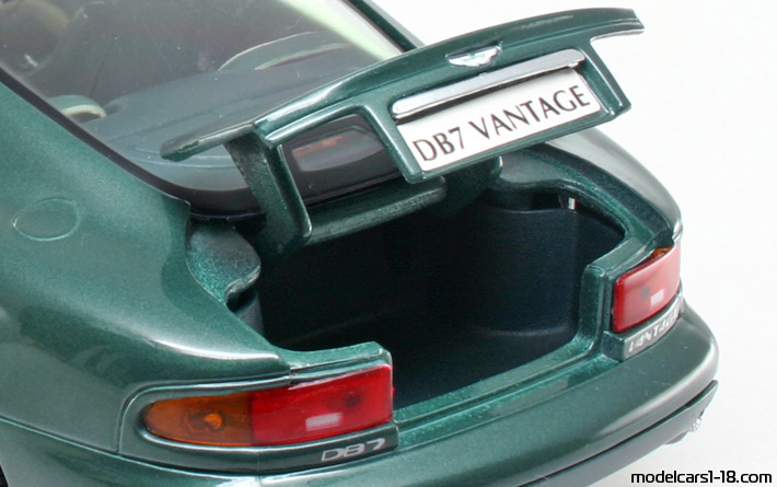 1999 - Aston Martin DB7 Vantage Maisto 1/18 (Зелен) Багажник / Отварящи се фарове