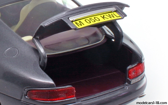 1993 - Aston Martin DB7 Guiloy 1/18 (Син) Багажник / Отварящи се фарове