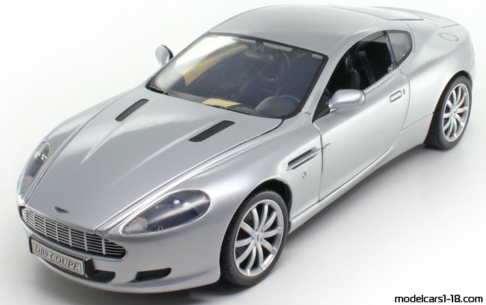 2004 - Aston Martin DB9 Motor Max 1/18 (Светло сребрист) Предна лява страна