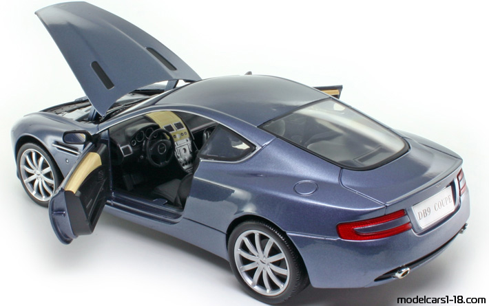 2004 - Aston Martin DB9 Motor Max 1/18 (Син) Отваряеми части