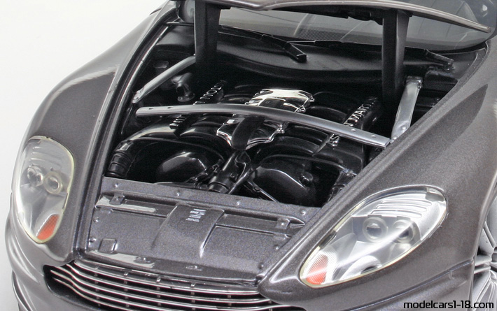 2008 - Aston Martin DBS ERTL 1/18 (Сив) Двигател