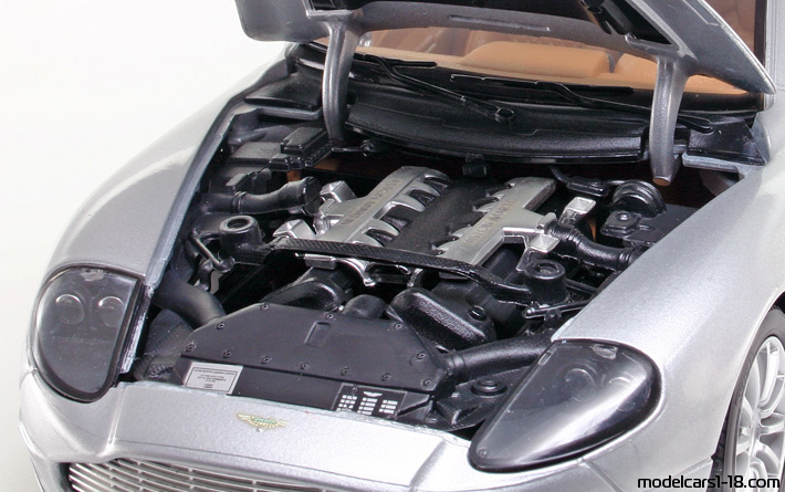 2001 - Aston Martin V12 Vanquish Bburago 1/18 (Сребрист) Двигател