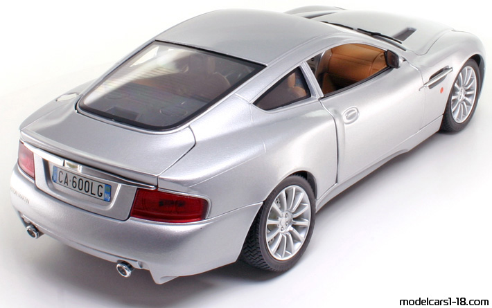 2001 - Aston Martin V12 Vanquish Bburago 1/18 (Сребрист) Задна дясна страна