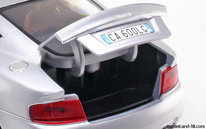 2001 - Aston Martin V12 Vanquish Bburago 1/18 (Сребрист) Багажник / Отварящи се фарове