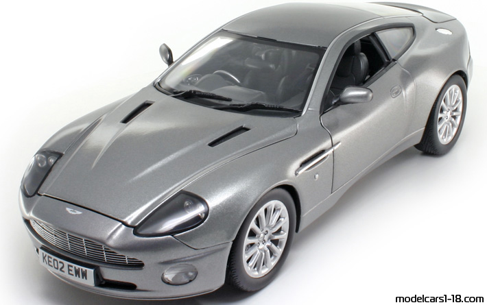 2002 - Aston Martin V12 Vanquish Beanstalk 1/18 (Сив) Предна лява страна