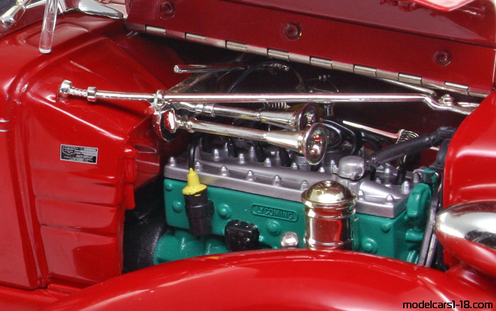 1935 - Auburn 851 Boattail Speedster ERTL 1/18 (Червен) Двигател