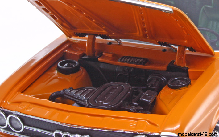 1970 - Audi 100 Coupe S (C1) Anson 1/18 (Оранжев) Двигател
