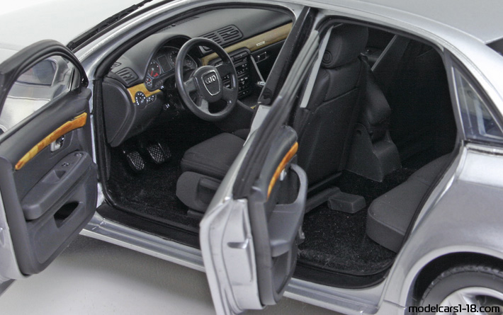 2005 - Audi A4 3.2 Quattro (B7) Minichamps 1/18 (Светло сребрист) Интериор арматурно табло