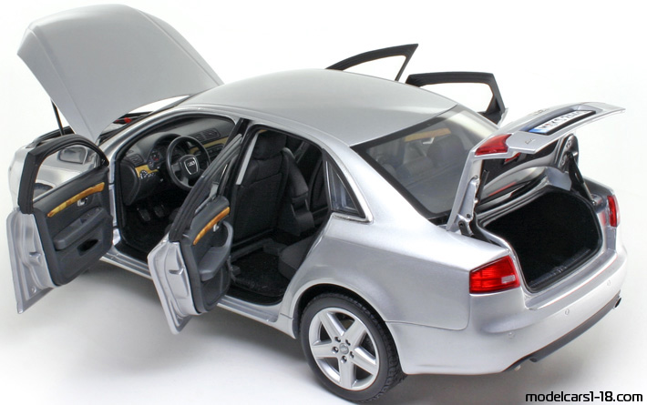2005 - Audi A4 3.2 Quattro (B7) Minichamps 1/18 (Светло сребрист) Отваряеми части