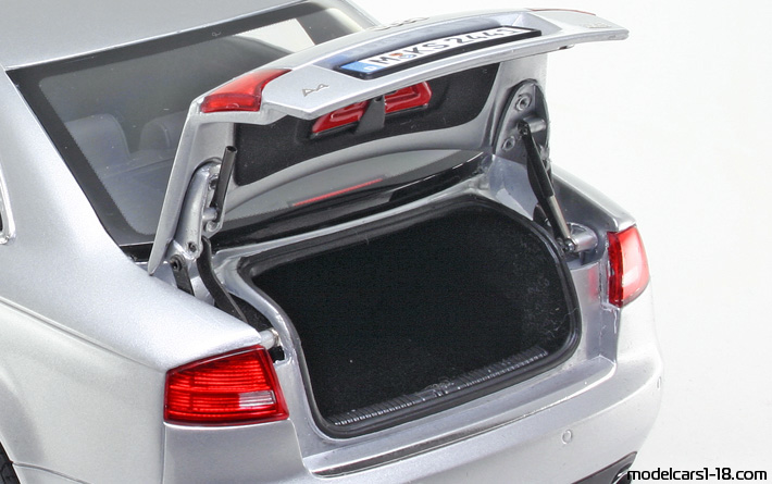 2005 - Audi A4 3.2 Quattro (B7) Minichamps 1/18 (Светло сребрист) Багажник / Отварящи се фарове