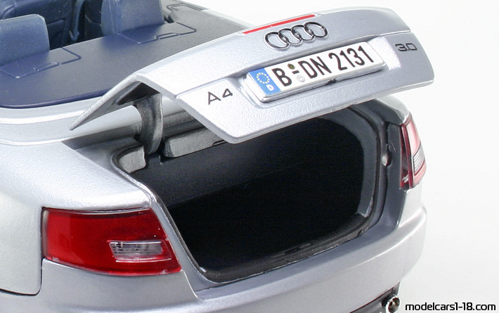 2003 - Audi A4 Cabriolet (B6) Mondo Motors 1/18 (Сребрист) Багажник / Отварящи се фарове