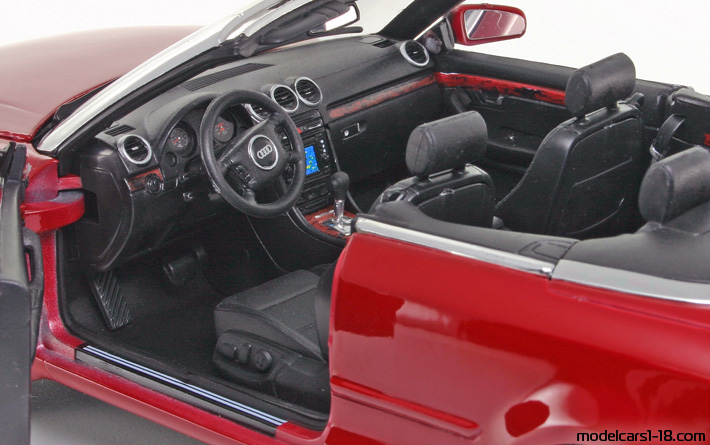 2003 - Audi A4 Cabriolet (B6) Welly 1/18 (Червен) Интериор арматурно табло