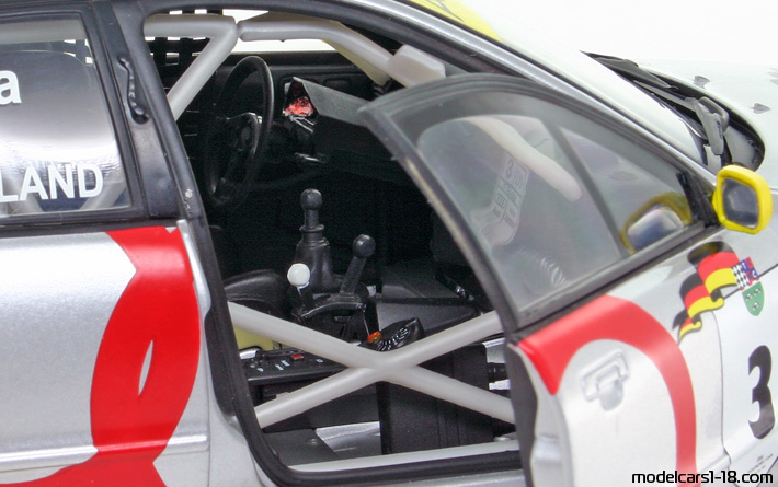 1995 - Audi A4 STW (B5) UT 1/18 (Сребрист / Червен) Интериор арматурно табло