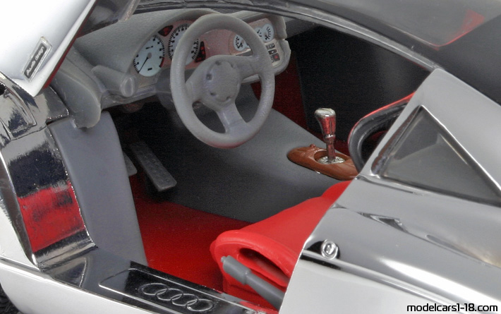 1999 - Audi Avus Quattro Concept Revell 1/18 (Хромиран) Интериор арматурно табло