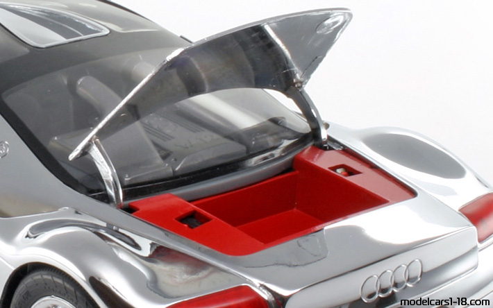1999 - Audi Avus Quattro Concept Revell 1/18 (Хромиран) Багажник / Отварящи се фарове