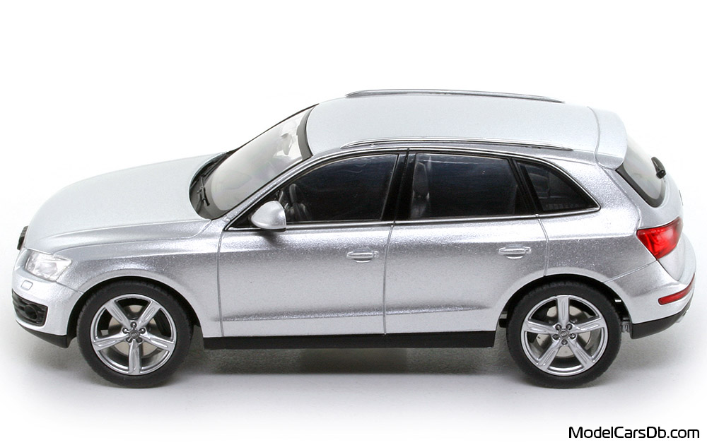 2008 - Audi Q5 3.0 TDI Quattro (8R) Schuco 1/43 (Сребрист) Страна