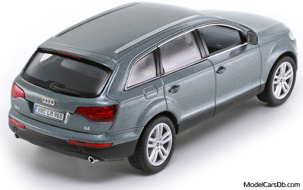 2006 - Audi Q7 (4L) Schuco 1/43 (Сив) Задна дясна страна