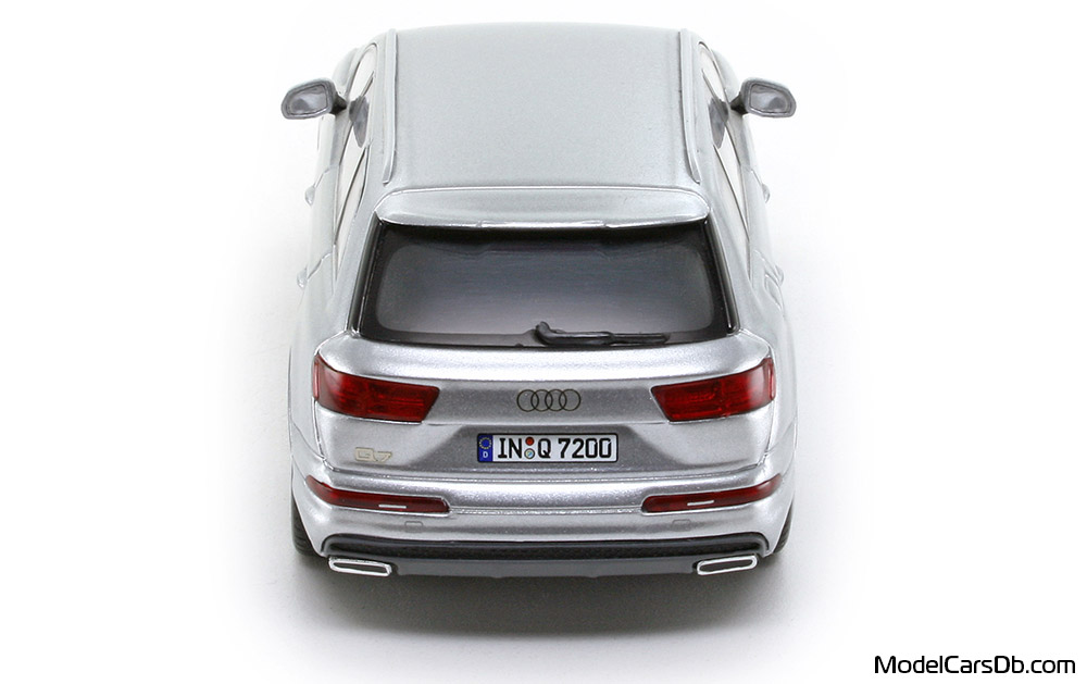 2015 - Audi Q7 (4M) Spark 1/43 (Сребрист) Задница