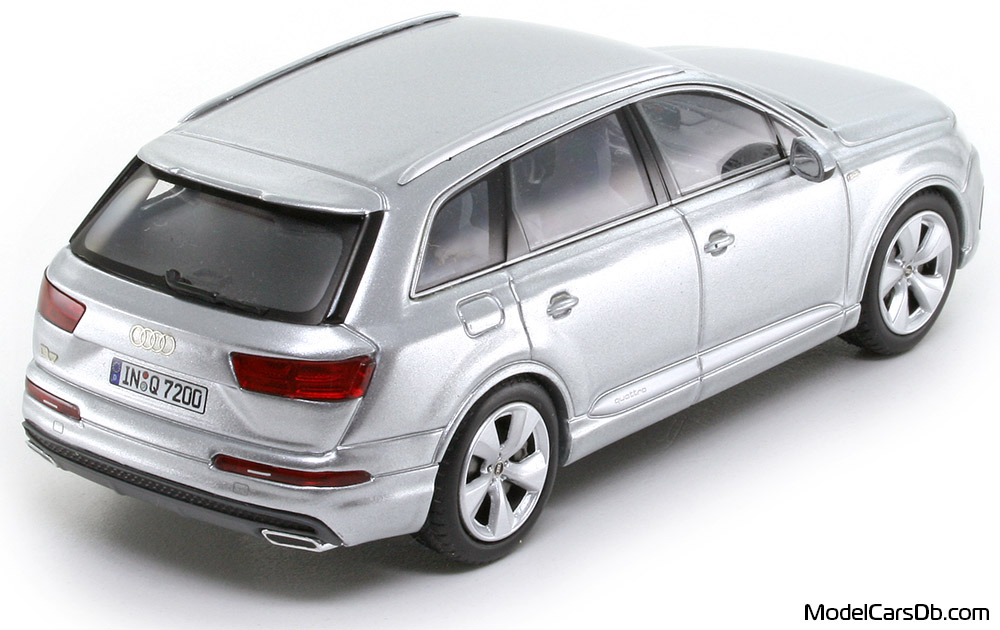 2015 - Audi Q7 (4M) Spark 1/43 (Сребрист) Задна дясна страна