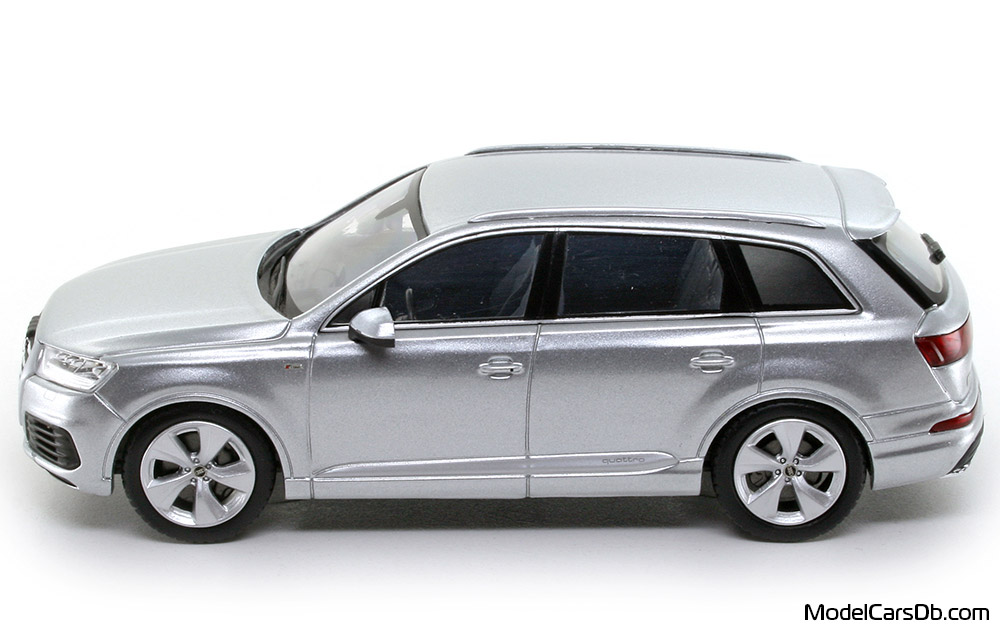 2015 - Audi Q7 (4M) Spark 1/43 (Сребрист) Страна