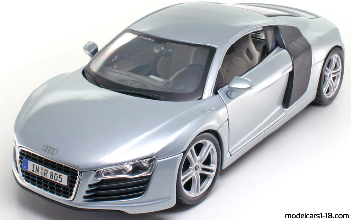 2007 - Audi R8 (42) Maisto 1/18 (Сребрист / Черен) Предна лява страна