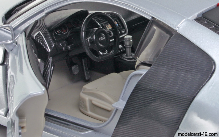 2007 - Audi R8 (42) Maisto 1/18 (Сребрист / Черен) Интериор арматурно табло