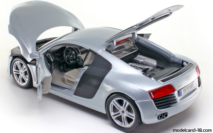 2007 - Audi R8 (42) Maisto 1/18 (Сребрист / Черен) Отваряеми части