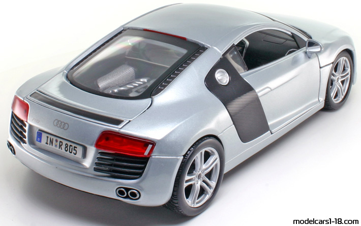 2007 - Audi R8 (42) Maisto 1/18 (Сребрист / Черен) Задна дясна страна