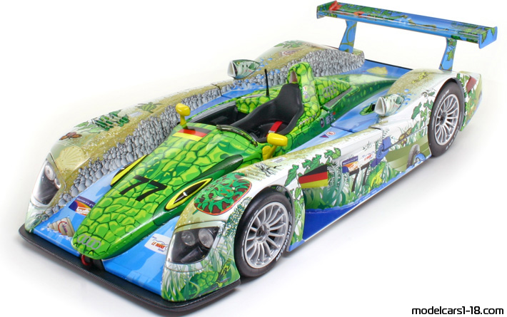 2001 - Audi R8 Maisto 1/18 (Зелен / Син) Предна лява страна