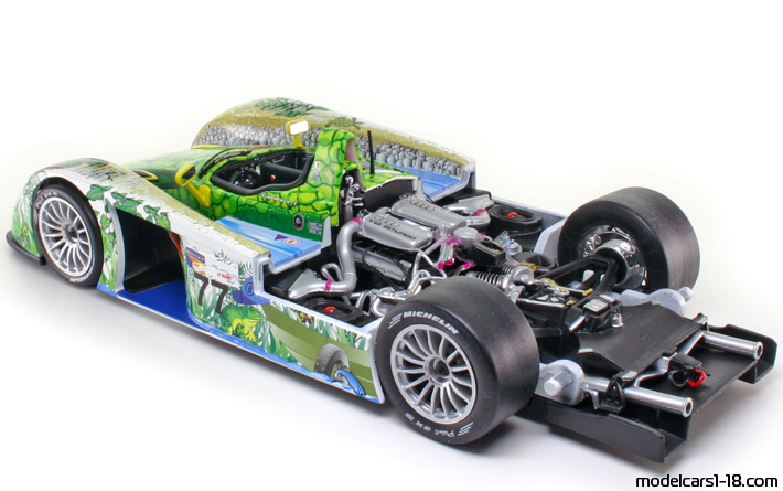 2001 - Audi R8 Maisto 1/18 (Зелен / Син) Отваряеми части