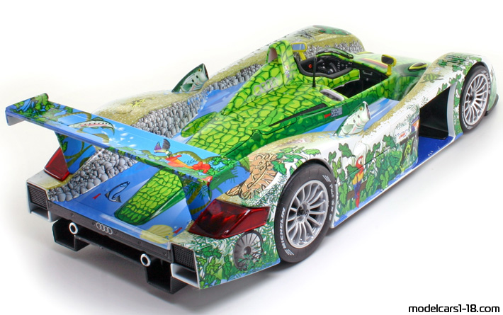 2001 - Audi R8 Maisto 1/18 (Зелен / Син) Задна дясна страна