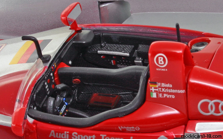 2002 - Audi R8 Maisto 1/18 (Сребрист / Червен) Интериор арматурно табло