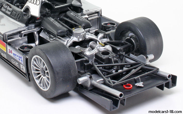 1999 - Audi R8R Maisto 1/18 (Сребрист / Черен) Двигател