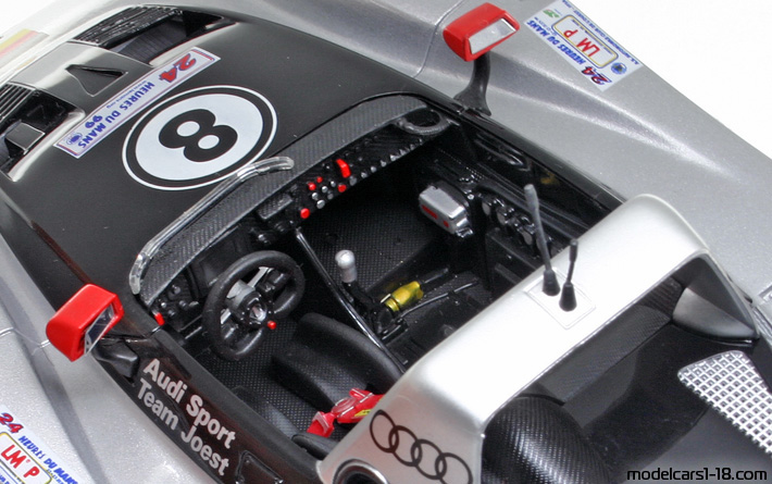 1999 - Audi R8R Maisto 1/18 (Сребрист / Черен) Интериор арматурно табло