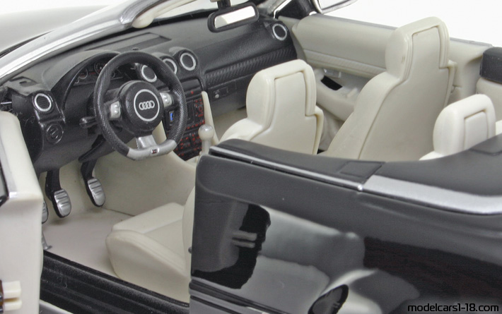 2007 - Audi RS4 Cabriolet (B7) Maisto 1/18 (Черен) Интериор арматурно табло