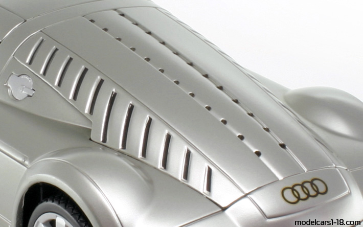 2000 - Audi Rosemeyer Concept Maisto 1/18 (Сребрист) Двигател